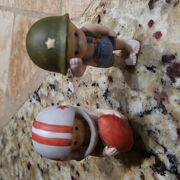 Vintage 1982 Enesco Country Cousins Figurines Lot of 2 Scooter Football Army - Picture 1 of 4